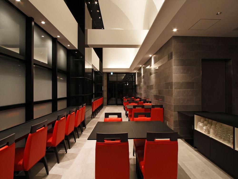 Hotel Hotel. Links Namba